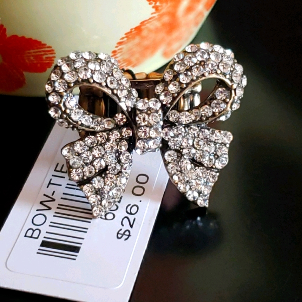NWT Bow Stretch Ring